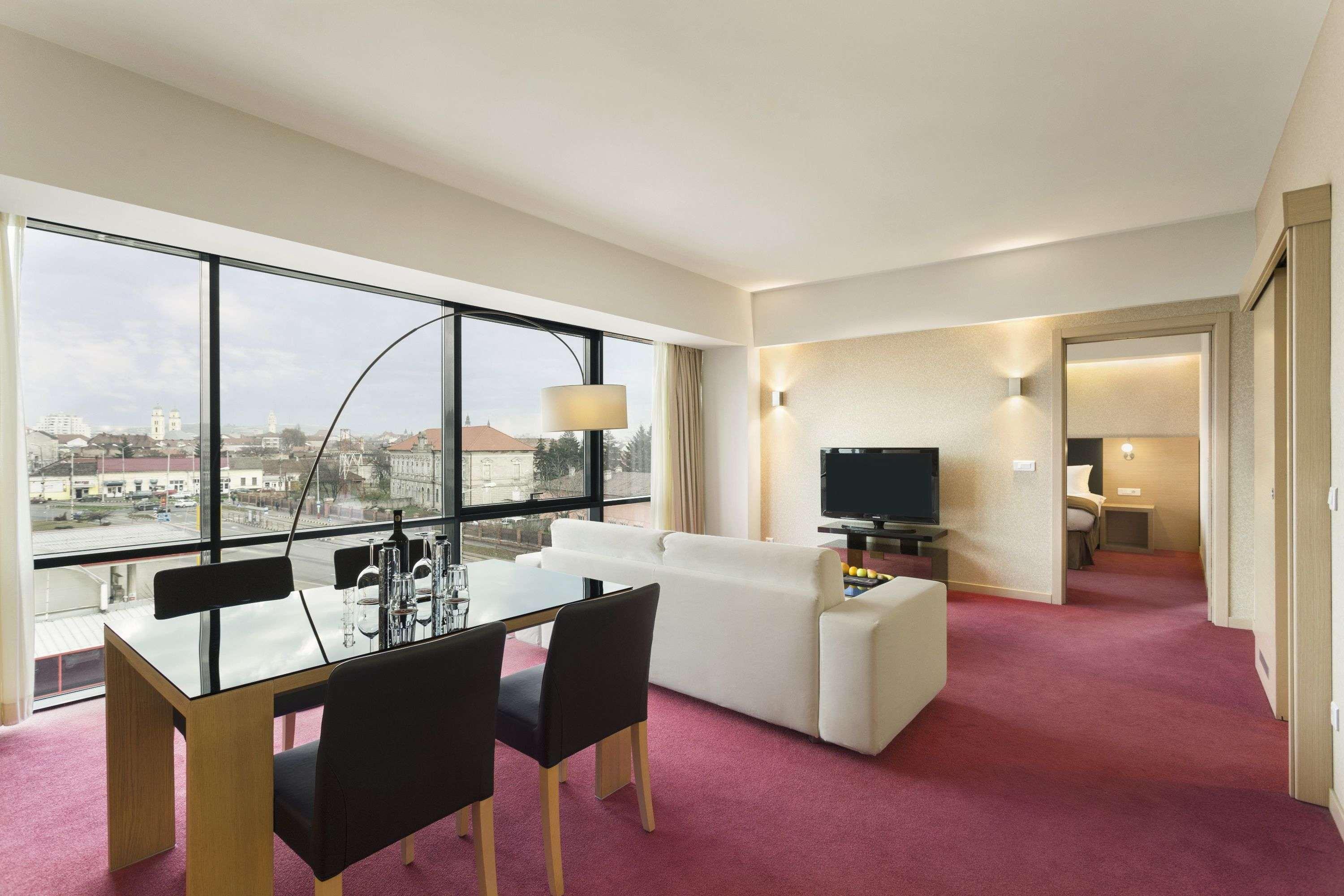 Ramada By Wyndham Oradea Hotel Buitenkant foto