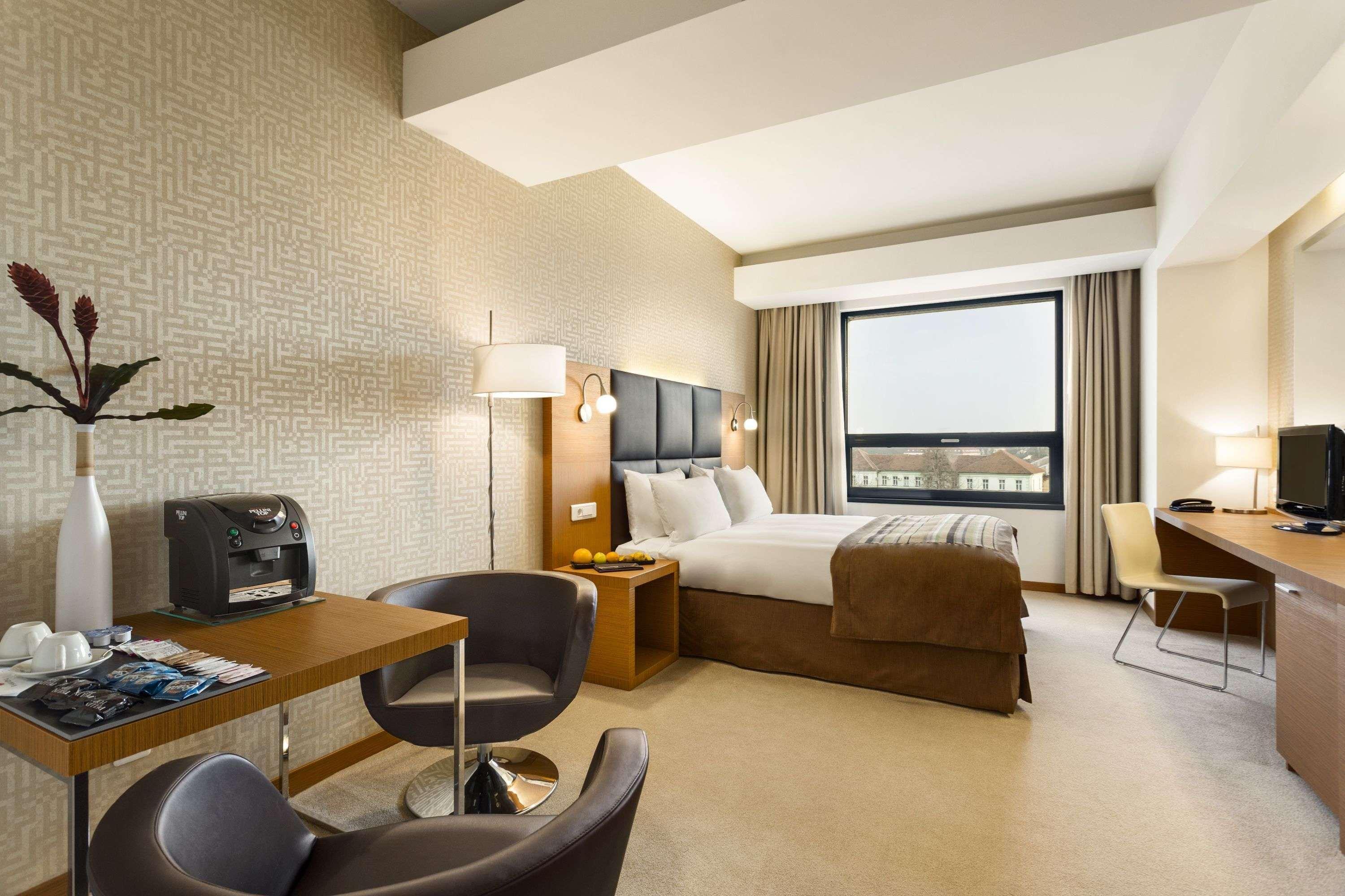 Ramada By Wyndham Oradea Hotel Buitenkant foto