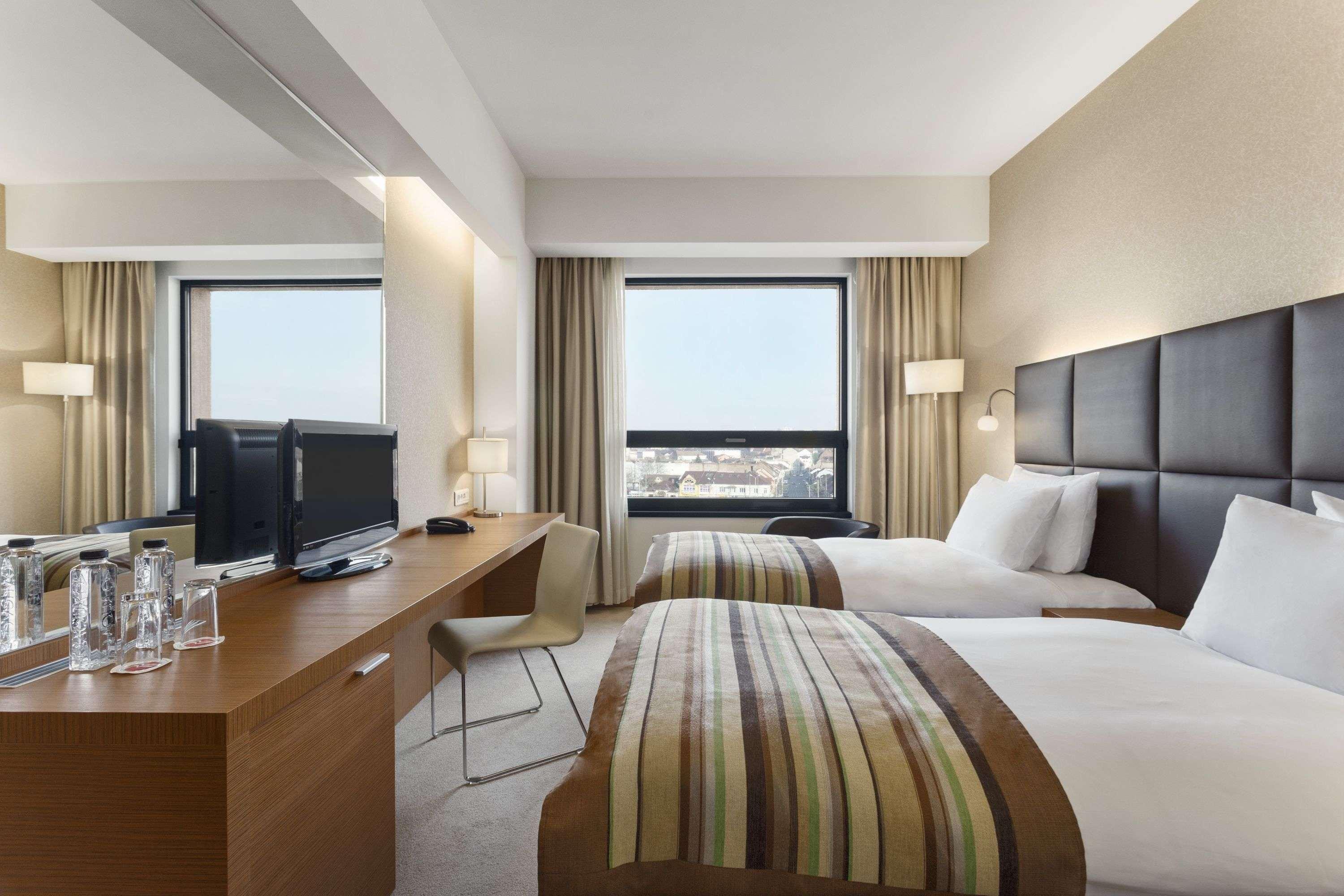 Ramada By Wyndham Oradea Hotel Buitenkant foto