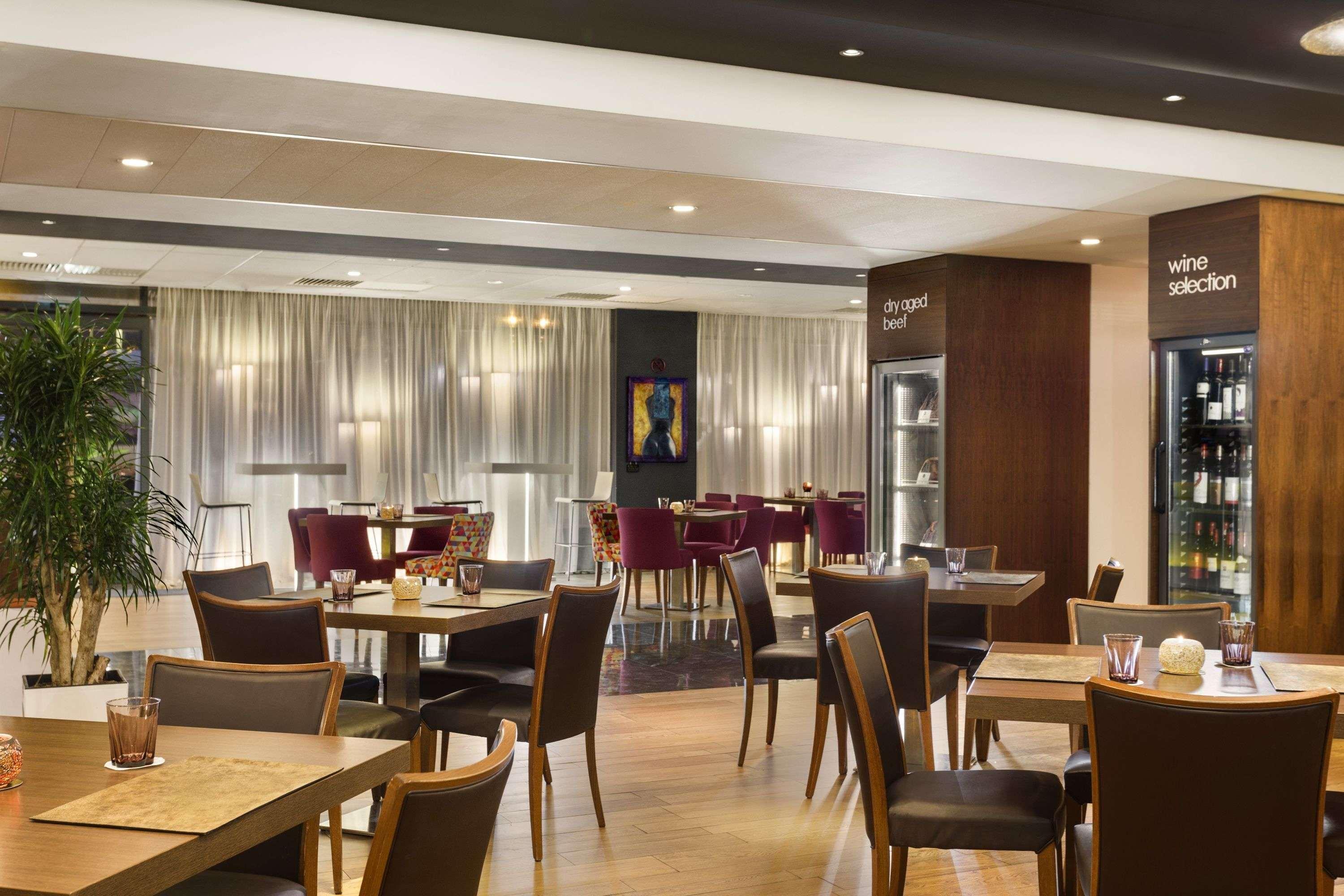 Ramada By Wyndham Oradea Hotel Buitenkant foto