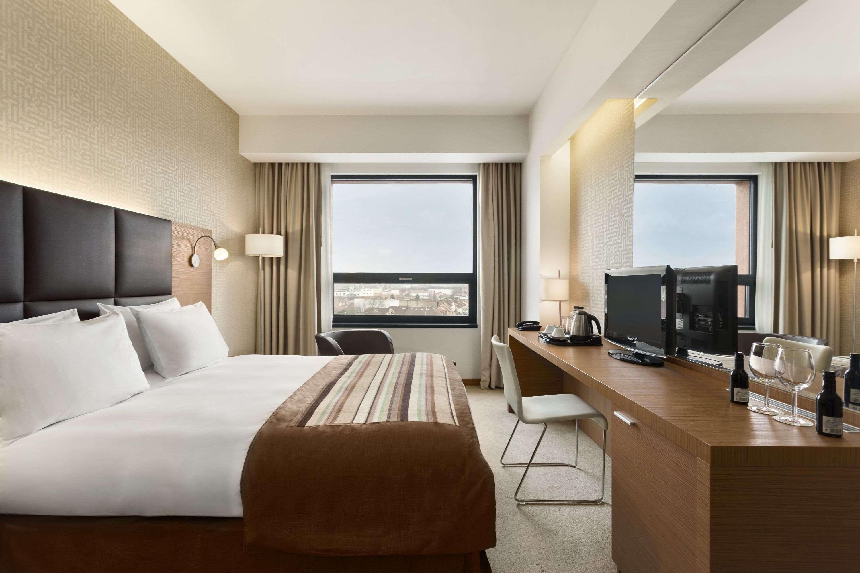 Ramada By Wyndham Oradea Hotel Buitenkant foto