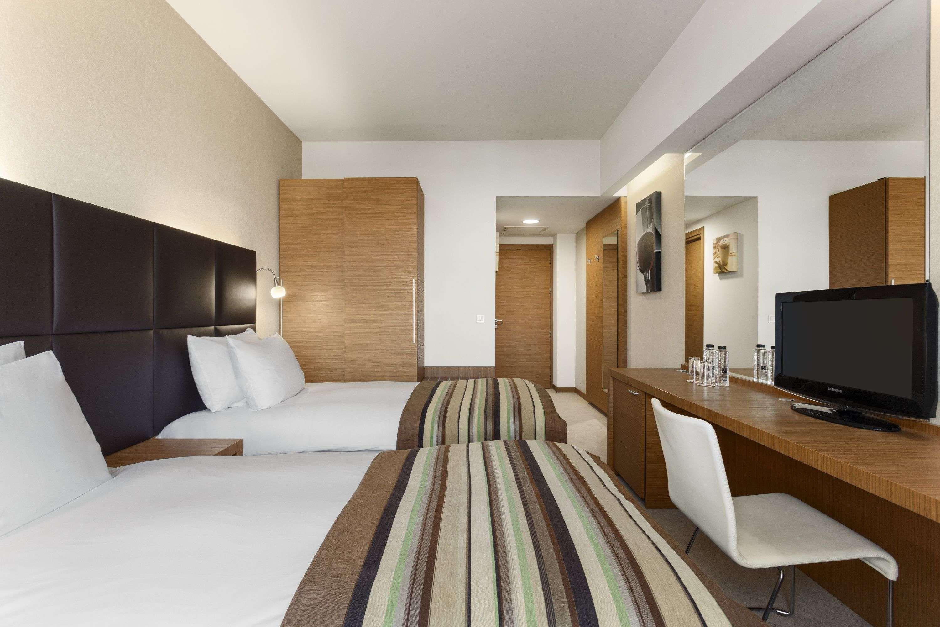 Ramada By Wyndham Oradea Hotel Buitenkant foto