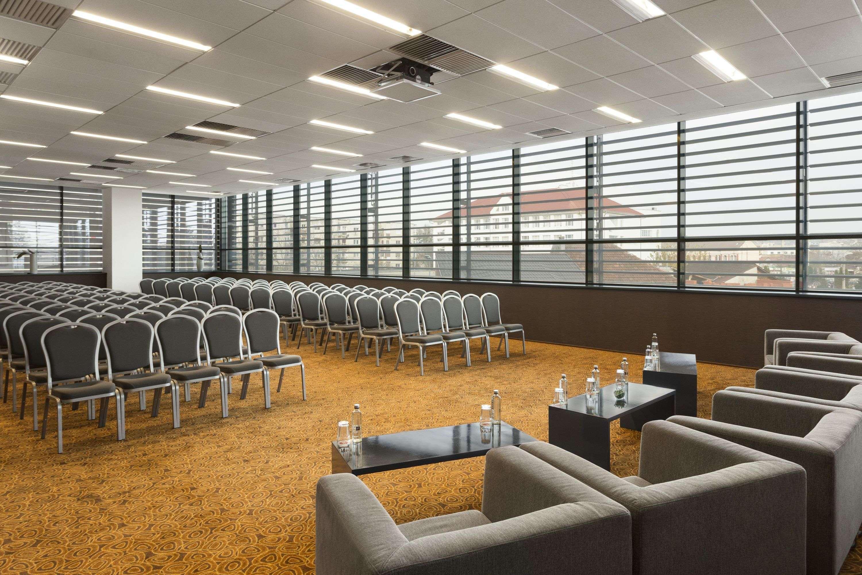 Ramada By Wyndham Oradea Hotel Buitenkant foto