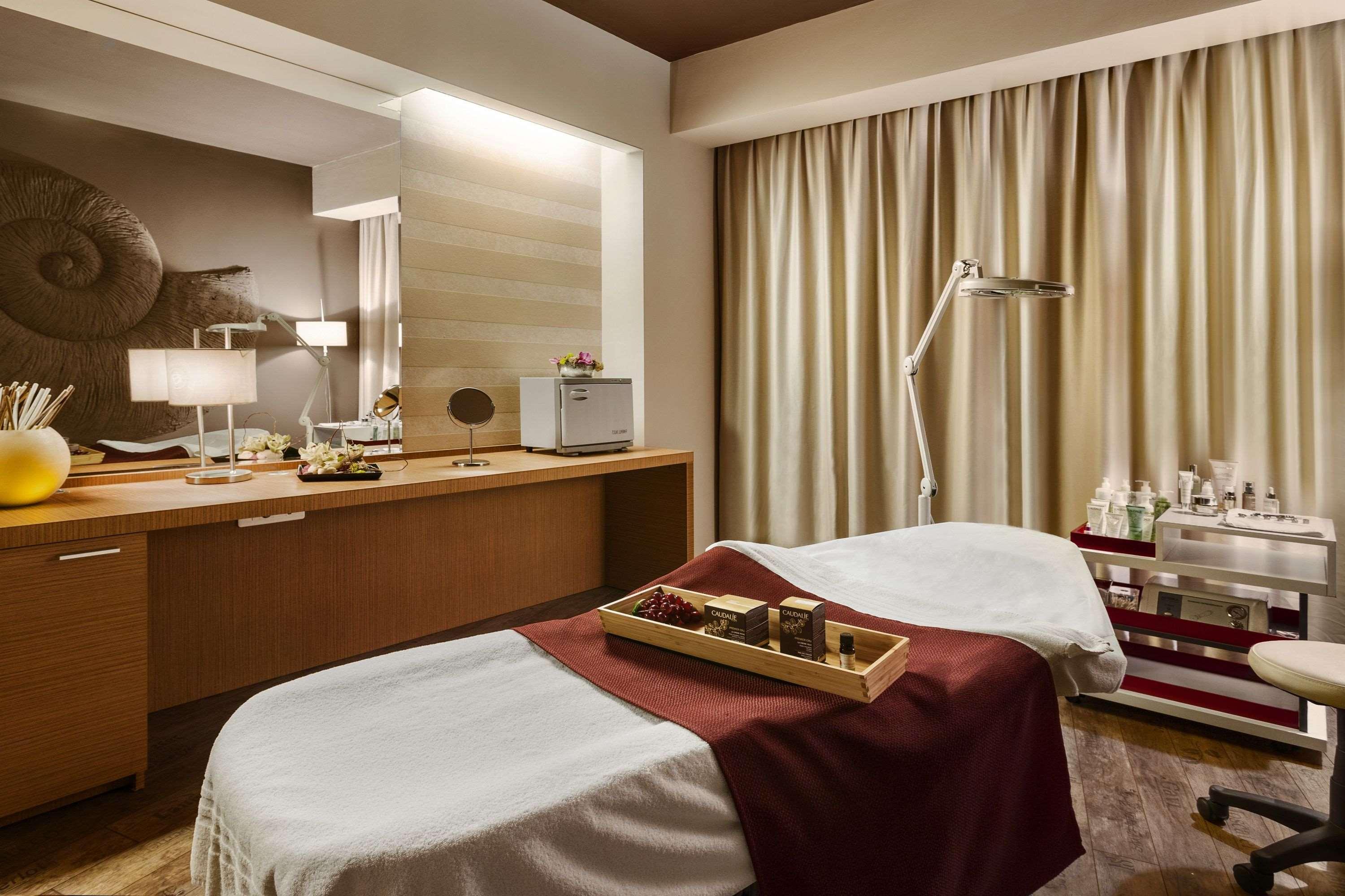 Ramada By Wyndham Oradea Hotel Buitenkant foto