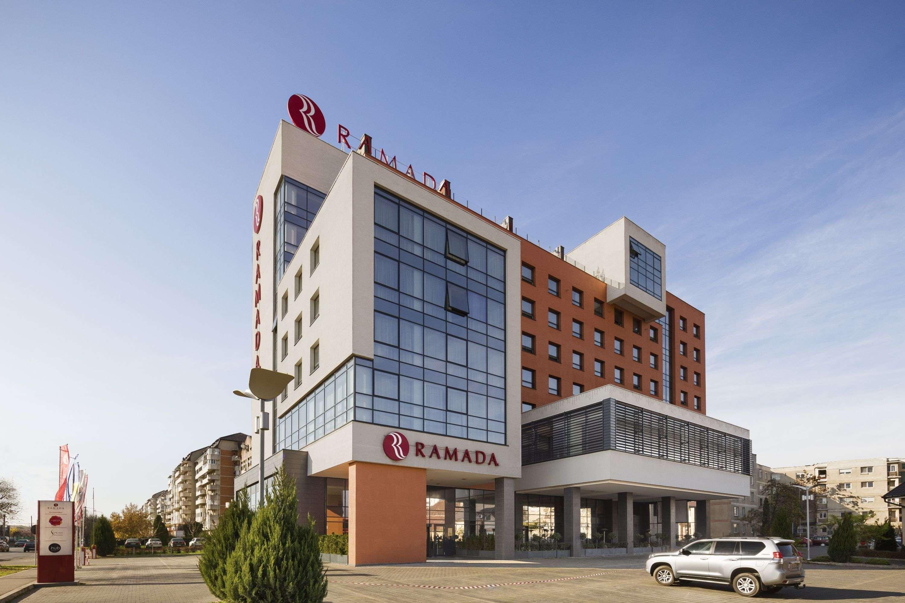 Ramada By Wyndham Oradea Hotel Buitenkant foto