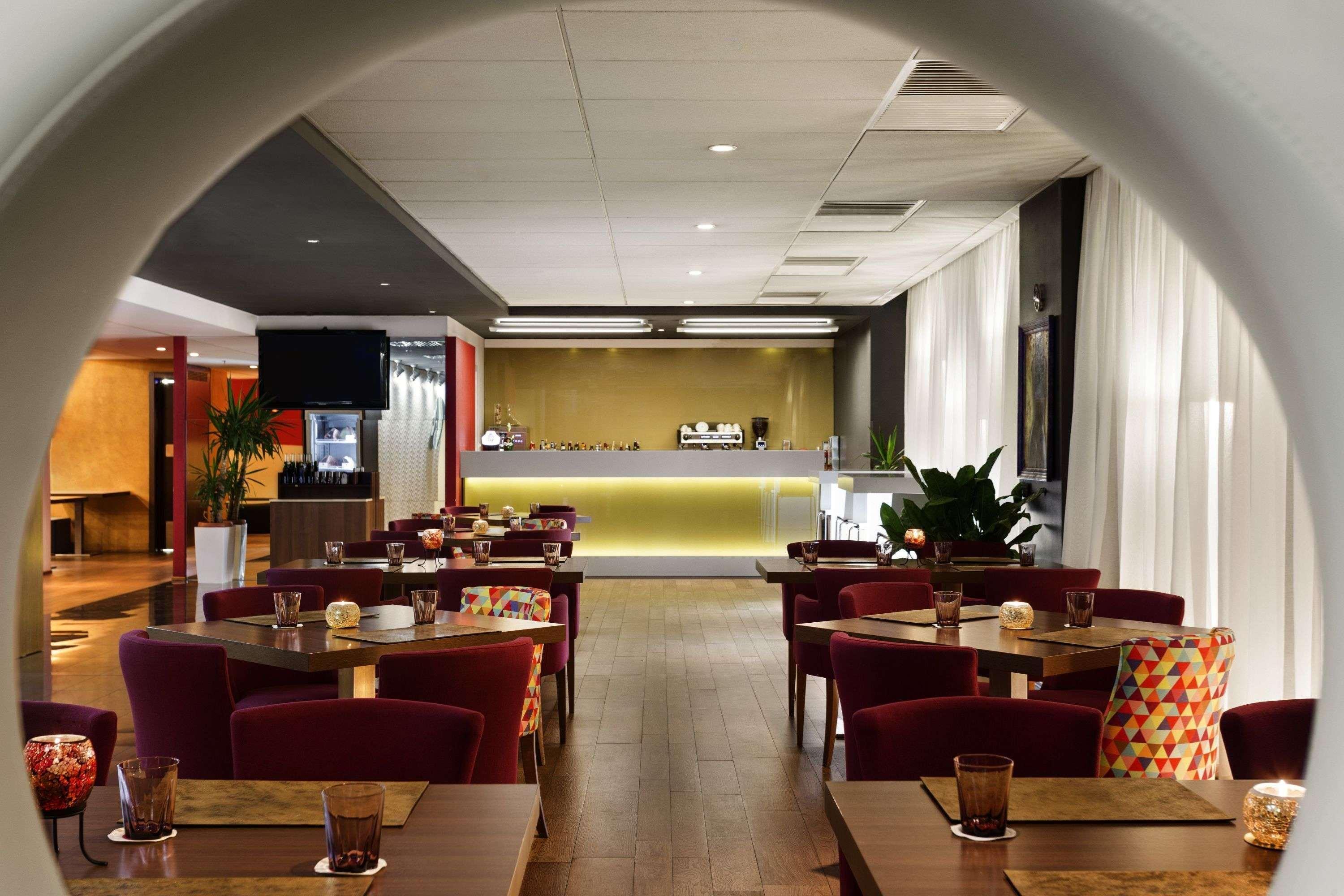 Ramada By Wyndham Oradea Hotel Buitenkant foto