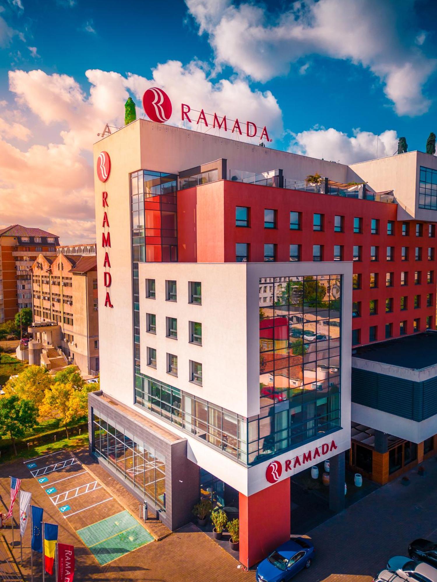 Ramada By Wyndham Oradea Hotel Buitenkant foto