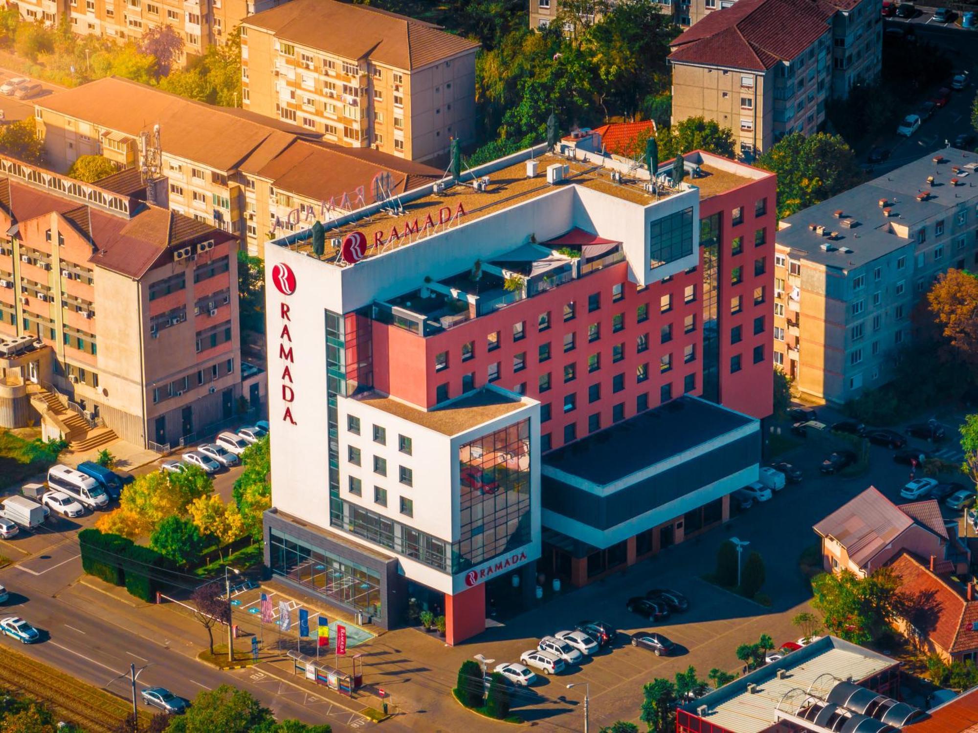 Ramada By Wyndham Oradea Hotel Buitenkant foto