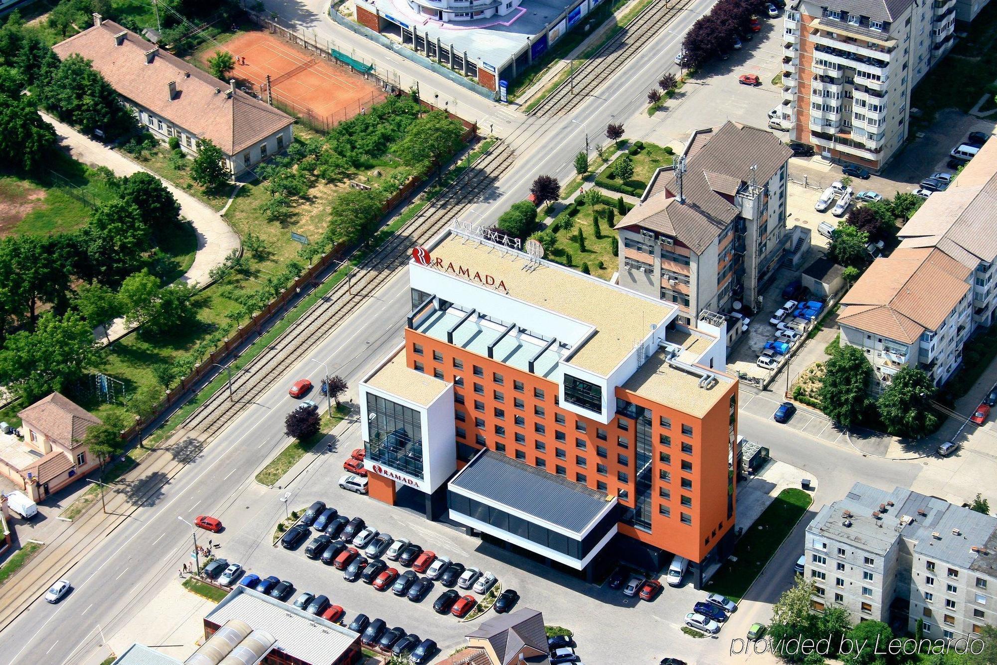 Ramada By Wyndham Oradea Hotel Buitenkant foto