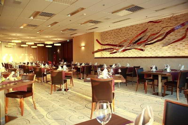 Ramada By Wyndham Oradea Hotel Restaurant foto